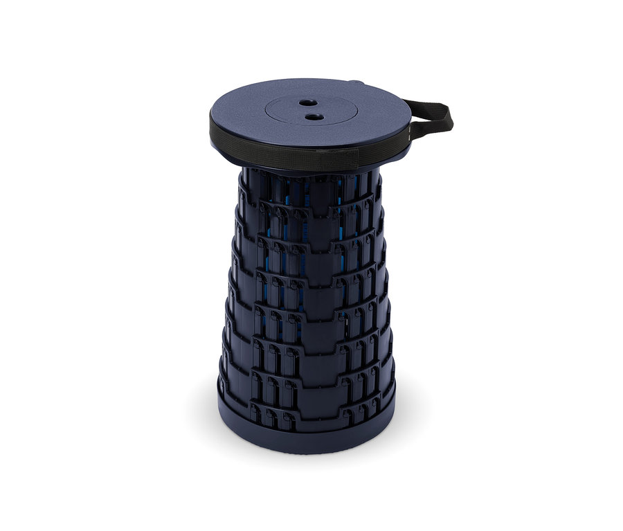 Gros plan d'un tabouret de camping télescopique bleu foncé plié.
