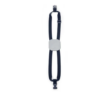 Une extension de valise avec des sangles noires et un coussin gris.