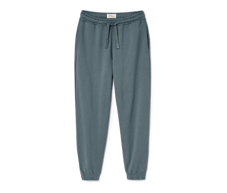 Pantalon de jogging NAH/STUDIO bleu pierre en coton durable sur fond blanc.