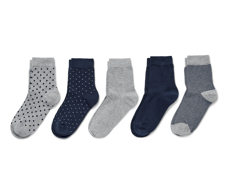Cinq paires de chaussettes : grises à pois, bleu marine à pois, grises, bleu marine et grises à rayures.