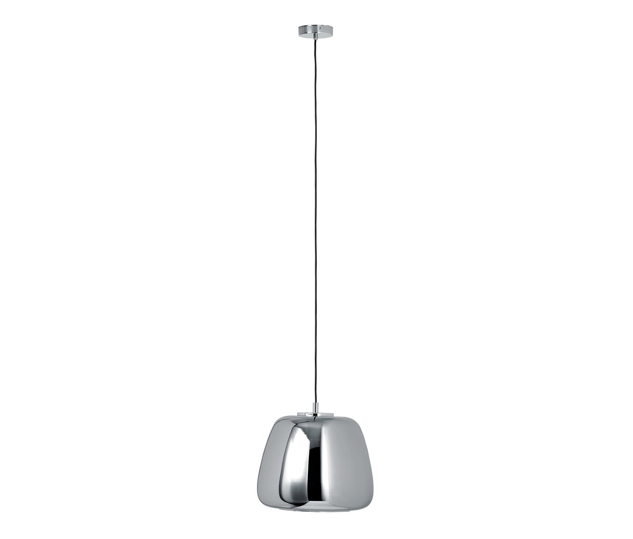 Un lustre en chrome est suspendu au plafond.
