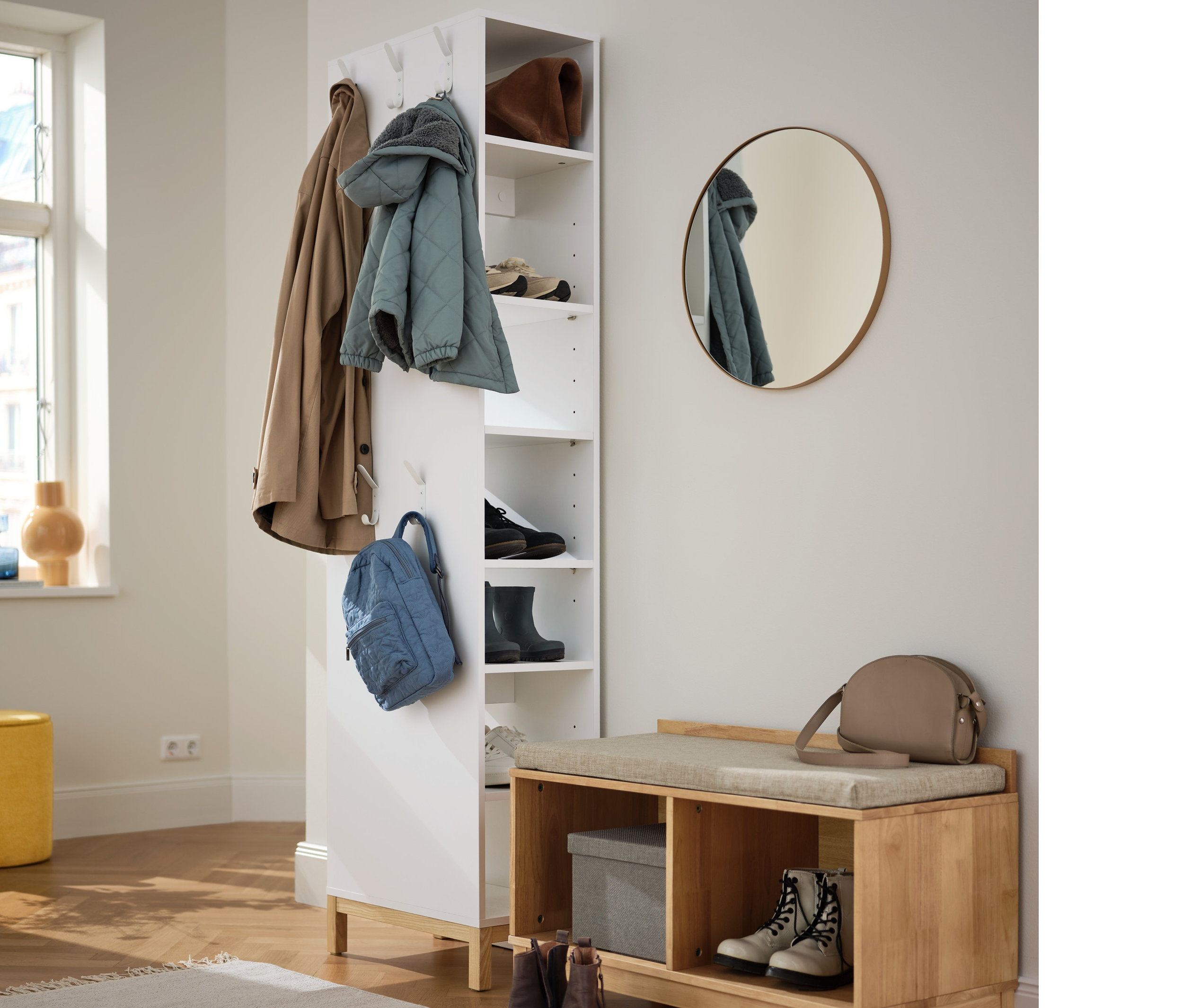 Hall d'entrée avec étagère à chaussures blanche avec des étagères, des crochets et rangement pour chaussures avec porte-manteau.