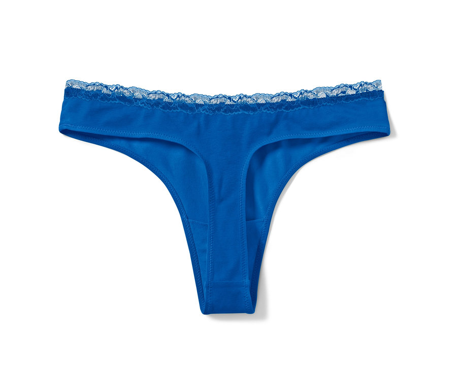 Un string bleu avec de la dentelle.