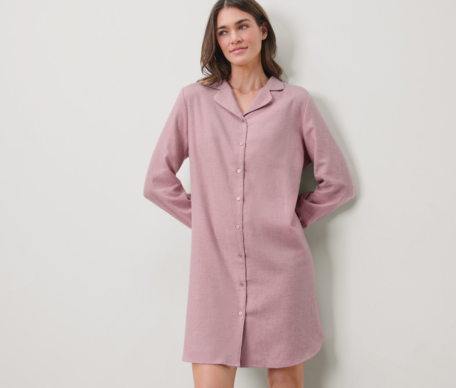 Femme posant en chemise de nuit en flanelle framboise.