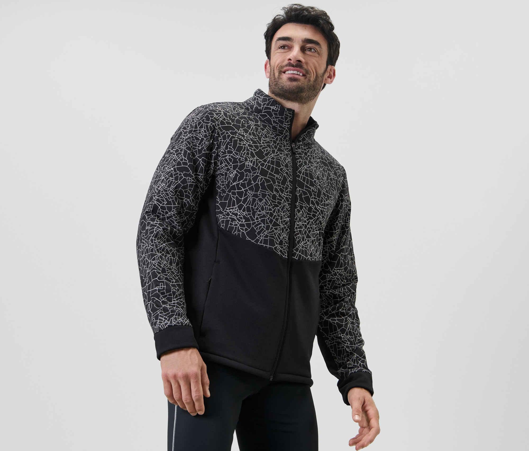 Un homme porte une veste thermique.