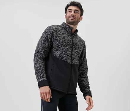 Un homme porte une veste thermique.