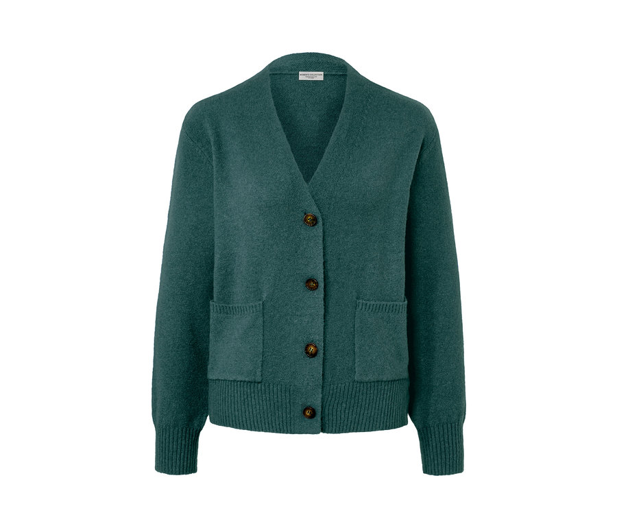 Jaquette en maille vert foncé avec de la laine, des boutons et des poches.