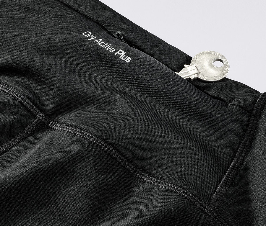 Vue détaillée d'un pantalon thermique noir avec une clé dans la poche.