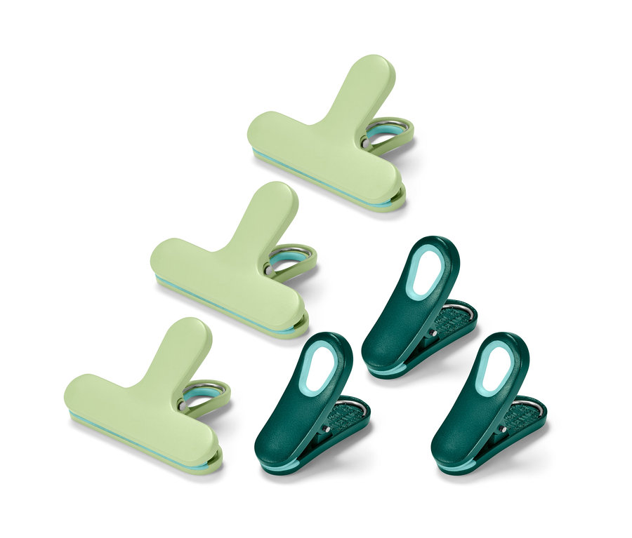 Six clips aromatiques, trois vert clair et trois vert foncé, sont posés sur un fond blanc.