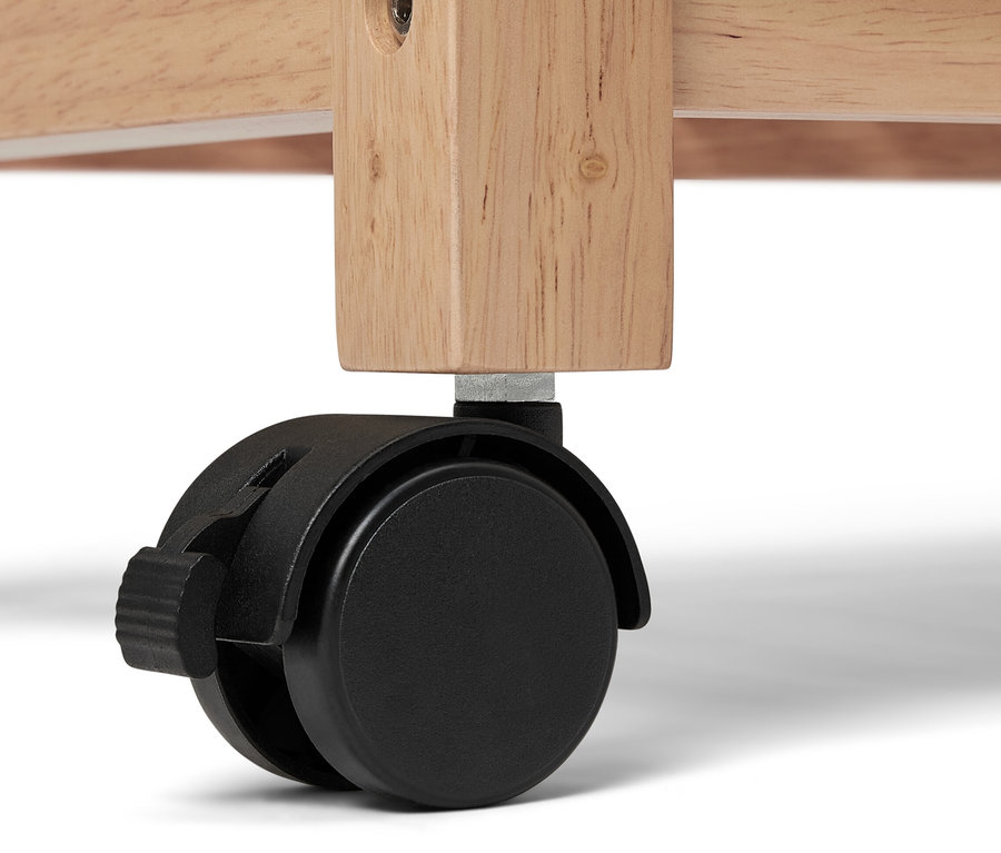 Gros plan sur une roulette d'étagère en bois massif.