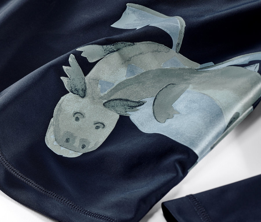Gros plan d'un ensemble pour enfant avec indice de protection UV 80, dragon.