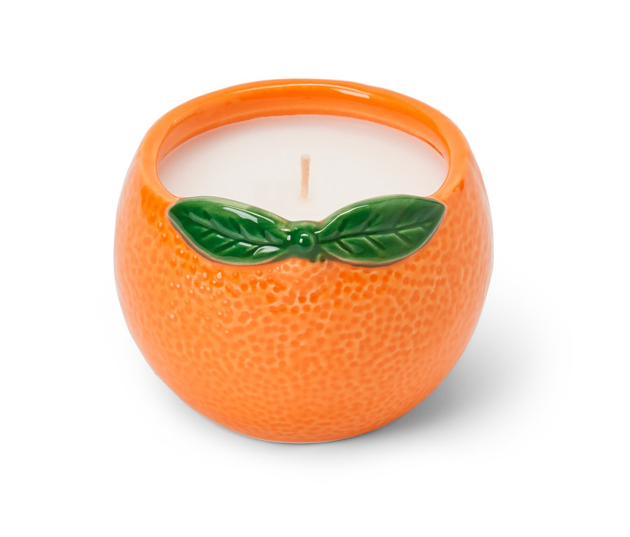 Une bougie à la citronnelle dans un récipient orange en forme de sphère.