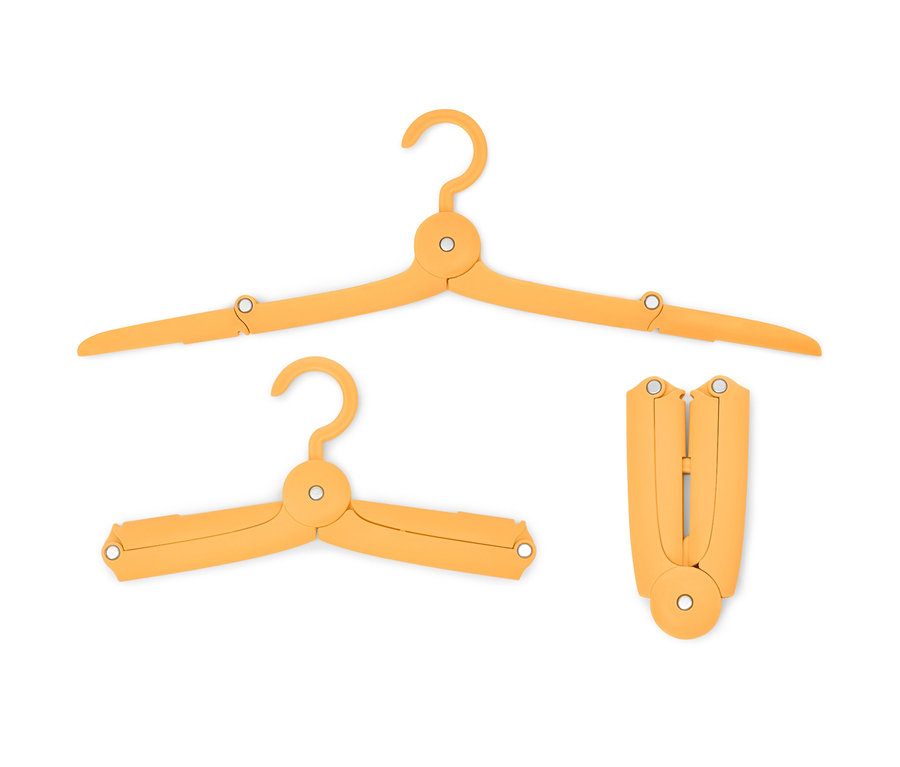Trois cintres de voyage pliables orange, 6 cintres, sur fond blanc.