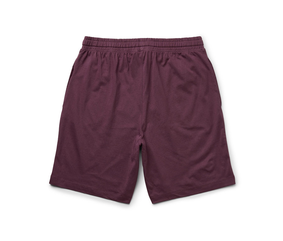 Un short relax bordeaux sur fond blanc.