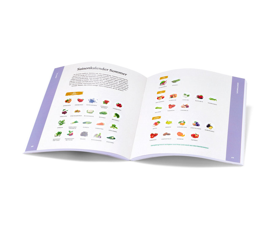 Livre ouvert avec des illustrations de fruits et légumes dans un calendrier de saison estival, Livre : « Cuisiner bien, mais durablement » (en allemand).
