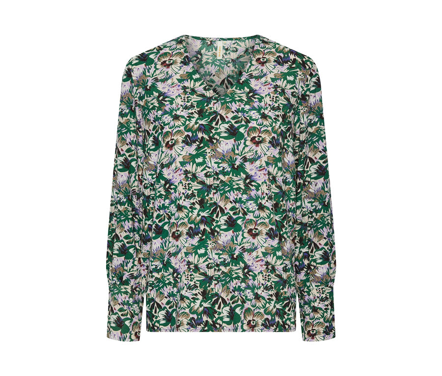 Gros plan sur une blouse à imprimé intégral avec des fleurs vertes, blanches et violettes.