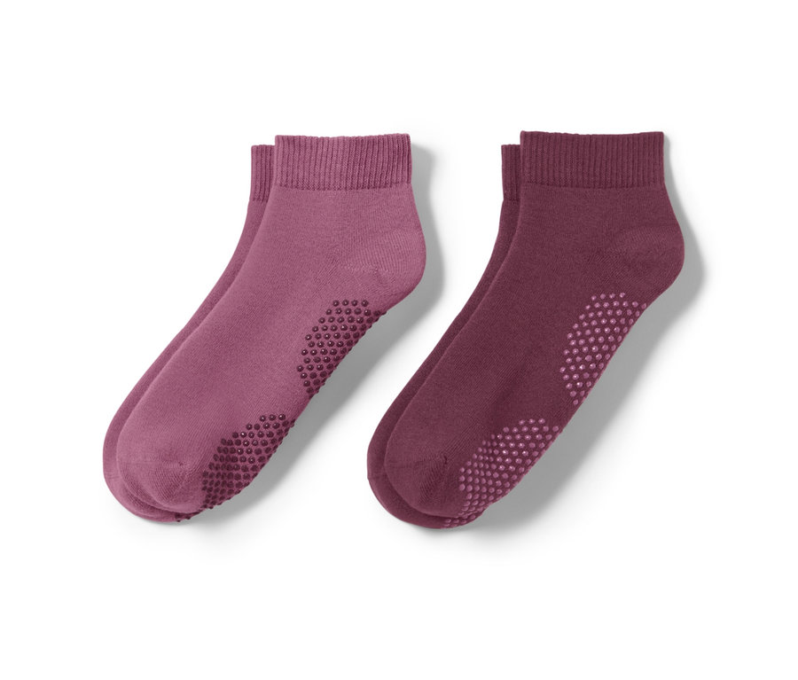 Deux paires de chaussettes de yoga.