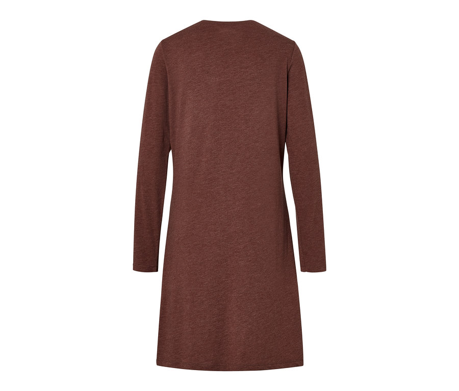 Chemise de nuit marron à manches longues.