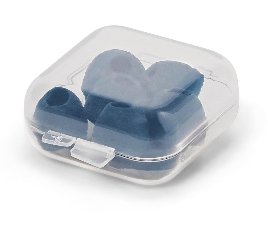Des bouchons d'oreille bleus dans un étui en plastique transparent.
