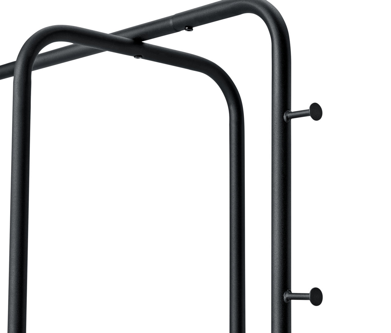 Détail d'un porte-manteau en métal noir.