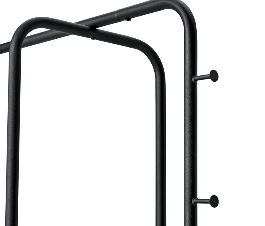 Détail d'un porte-manteau en métal noir.