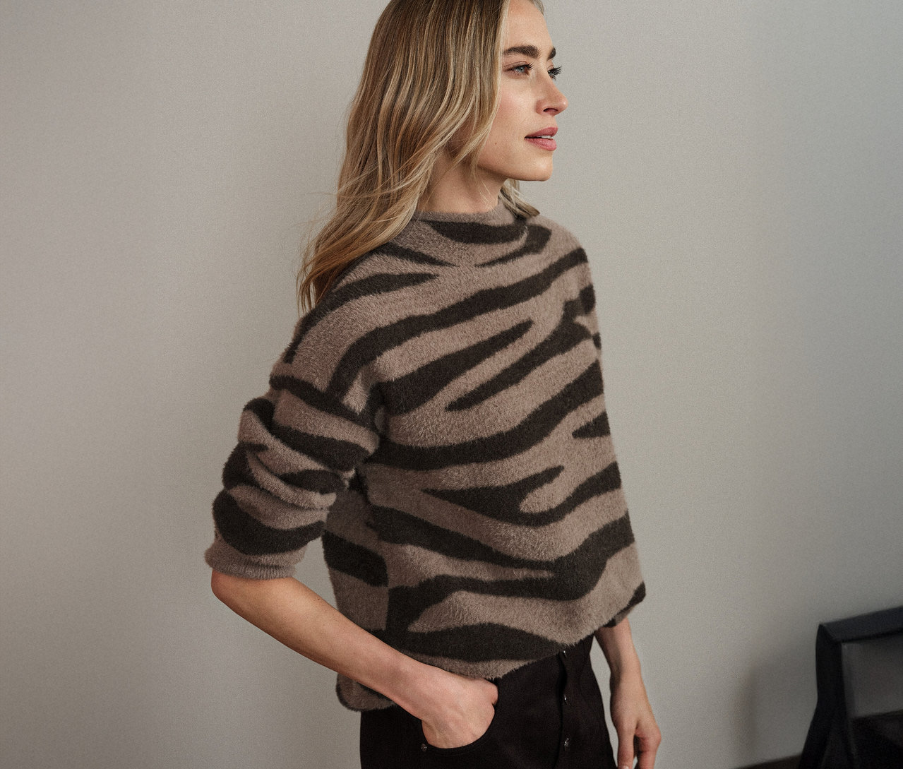 Femme portant un pull jacquard zébré Street One.
