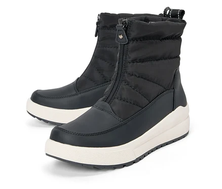 Deux bottes d'hiver noires avec des semelles blanches et une fermeture éclair au milieu.