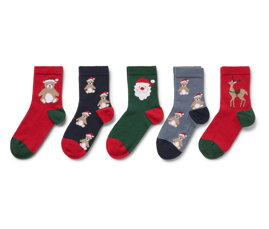 Cinq paires de chaussettes de Noël pour enfants avec différents motifs : ours en peluche, Père Noël et renne.