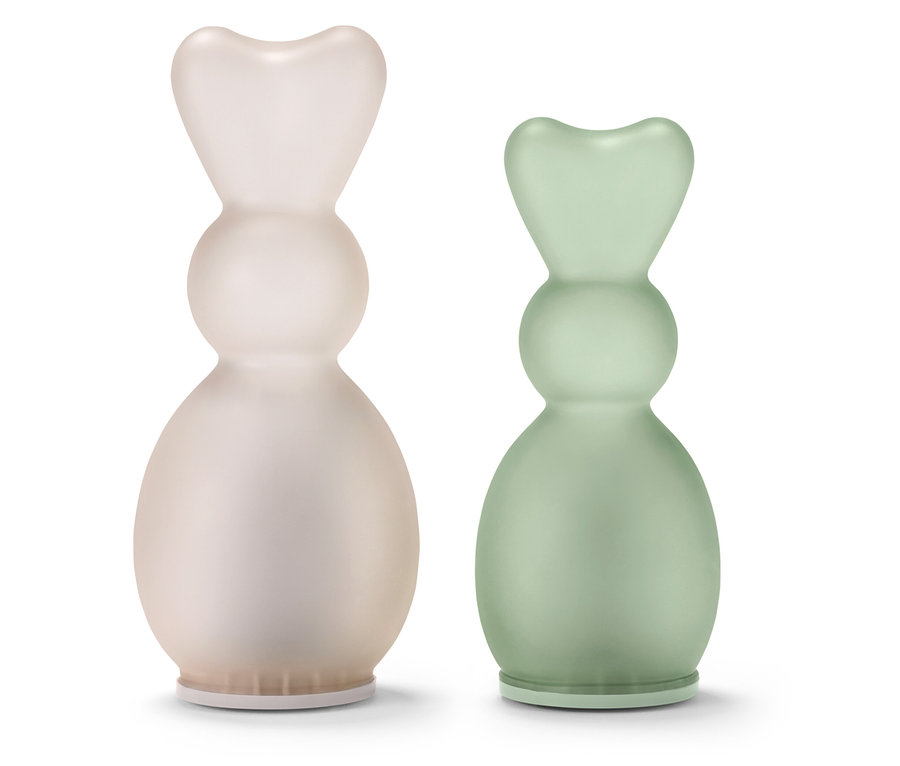 Deux figurines décoratives en verre en forme de lapin, une rose, une verte.