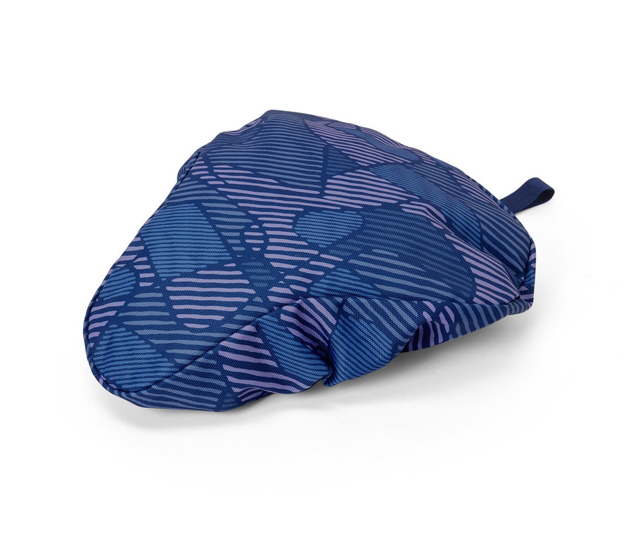 Housse de selle de vélo bleue avec un motif géométrique.