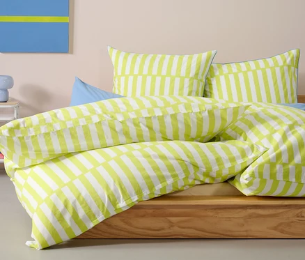 Parure de lit en renforcé, lime, taille normale sur un lit.