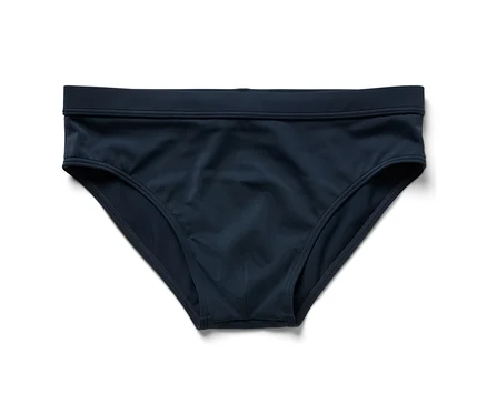 Un slip de bain bleu marine sur fond blanc.
