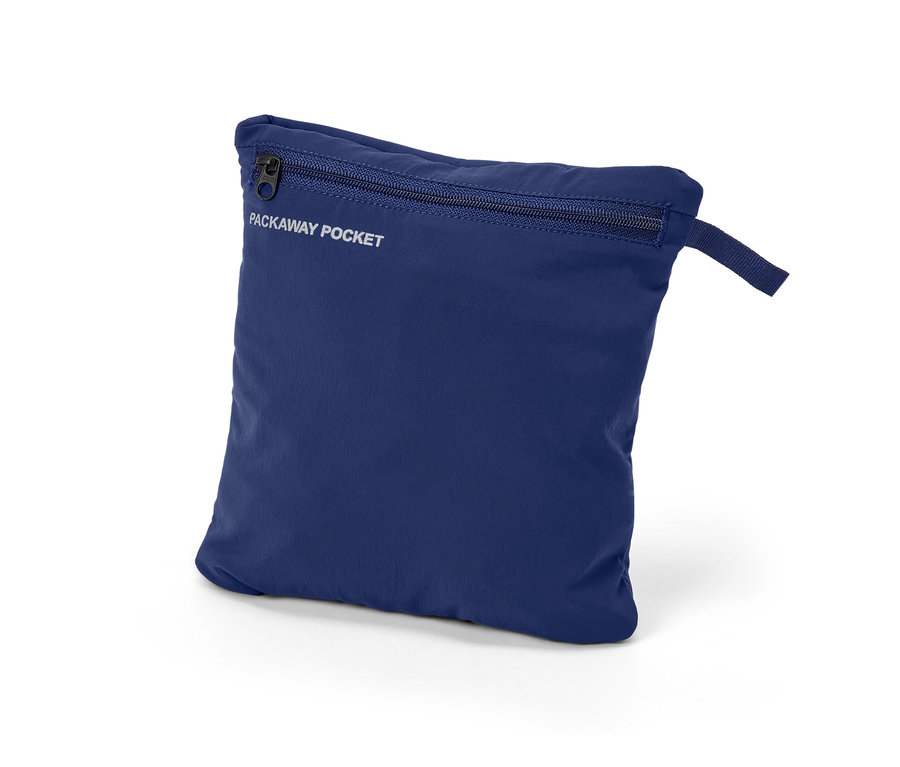Un pantalon outdoor pliable bleu foncé emballé.