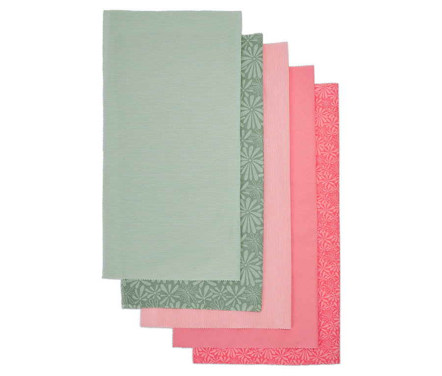 Détail d'un ensemble de tissus comprenant cinq pièces de tissu de différentes couleurs et motifs.