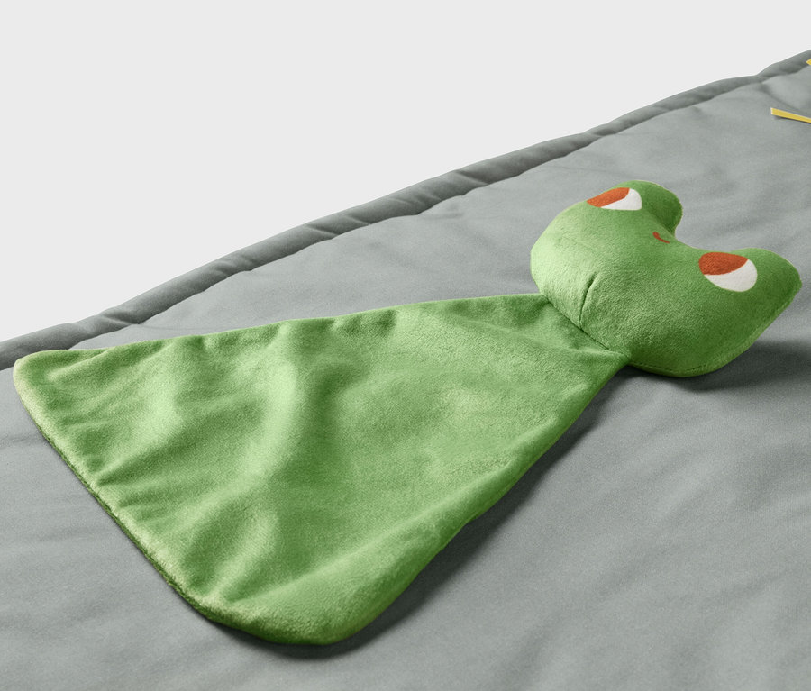 Couverture d’activités pour bébé avec une grenouille en peluche verte.