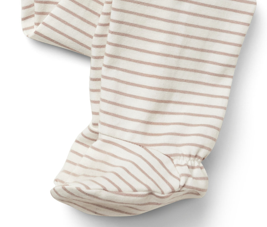 Gros plan sur un pyjama de bébé à rayures marron.