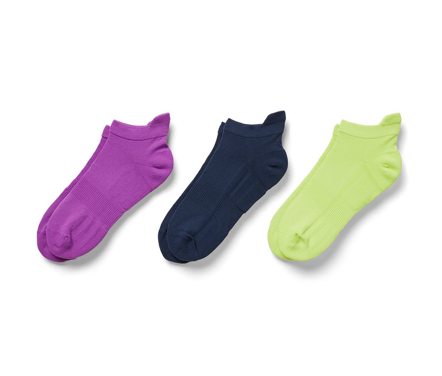 Trois paires de chaussettes de sport fonctionnelles violettes, vert citron et bleu foncé.
