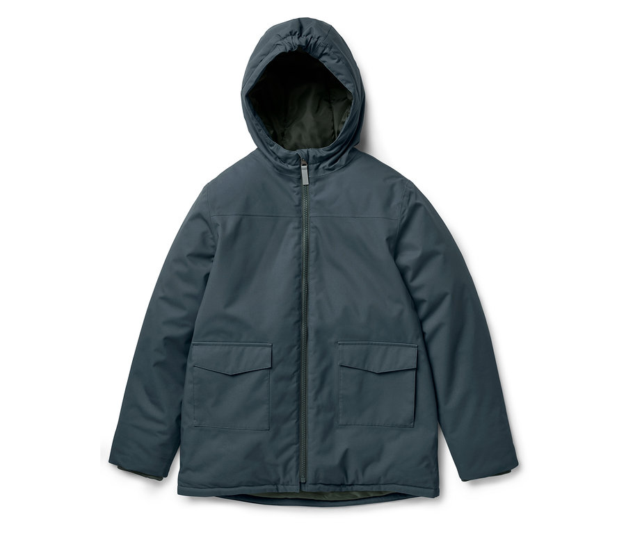 Une veste bleu marine à capuche avec une fermeture éclair au milieu.