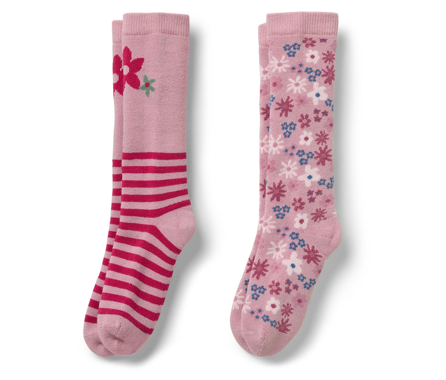 Deux paires de chaussettes montantes roses. Une paire avec des rayures rouges et une fleur, l'autre avec un motif floral.