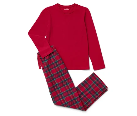 Un pyjama rouge à manches longues et un pantalon à carreaux sont posés sur un fond blanc.