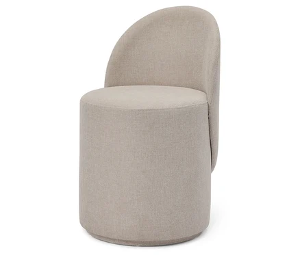 Chaise en tissu beige avec assise ronde et dossier en demi-cercle.