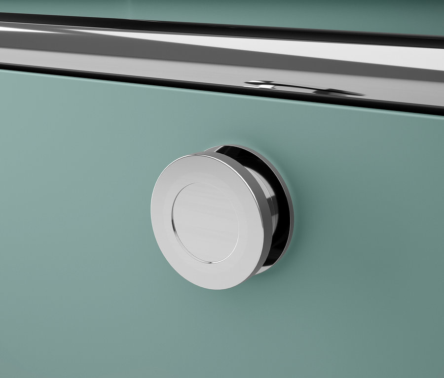 Détail d'un tiroir avec une poignée chromée sur un fond bleu-vert clair.