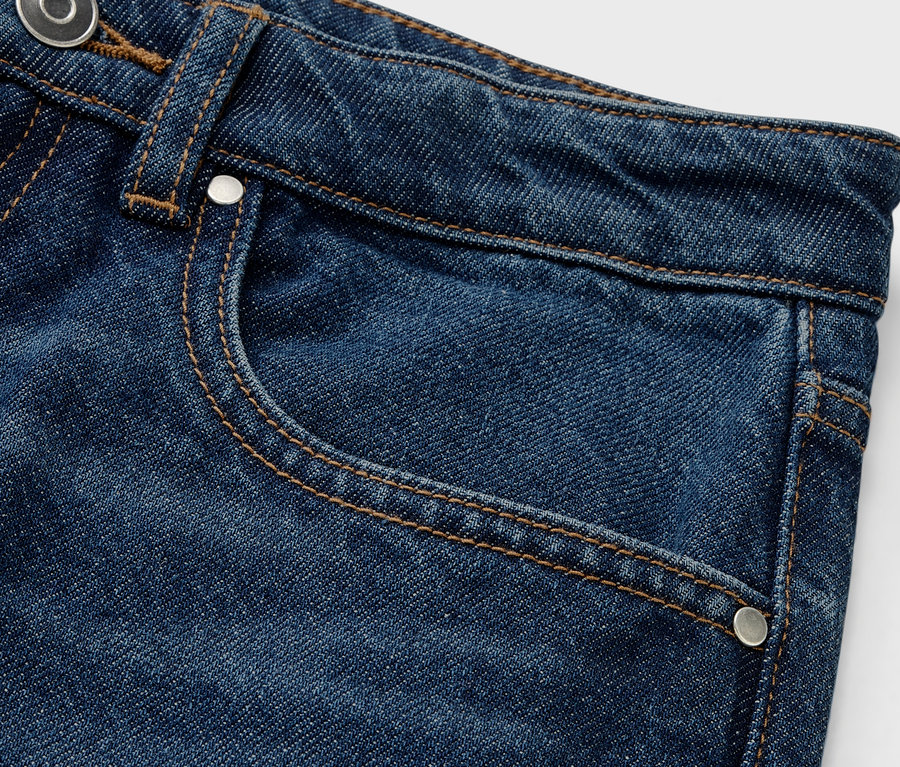 Détail d'un jean pour enfant – Coupe « Leon ».