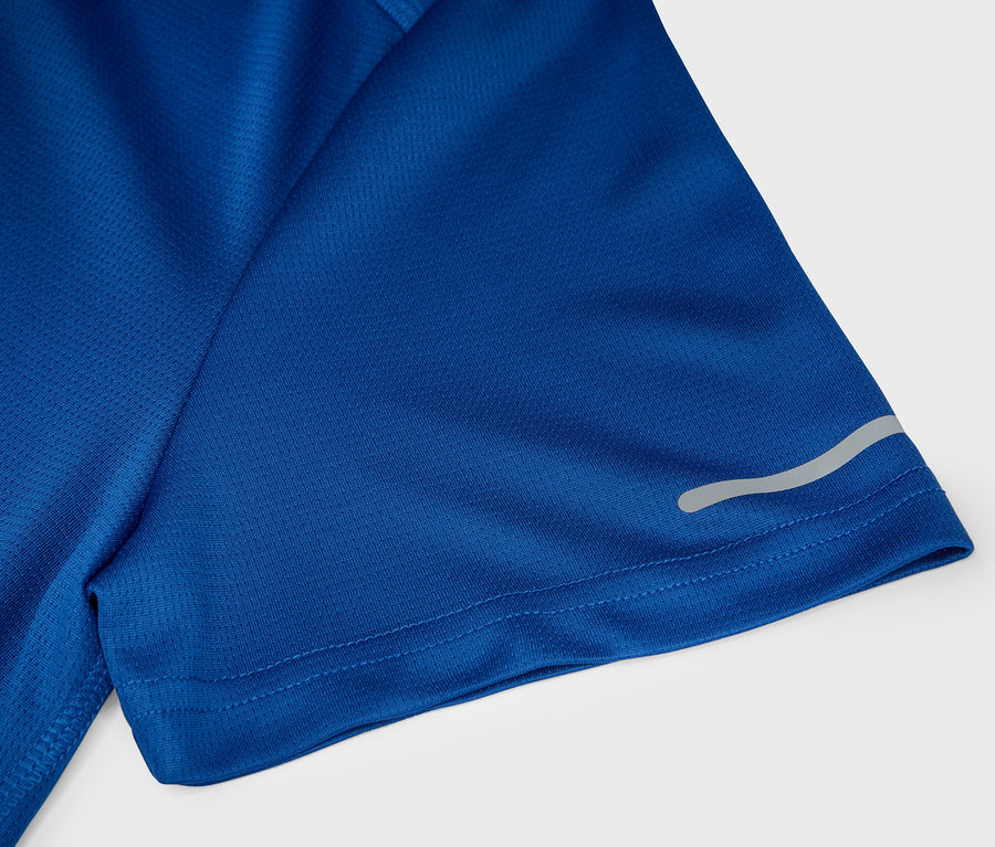 Gros plan sur un t-shirt de sport bleu à manches courtes avec une bande réfléchissante.
