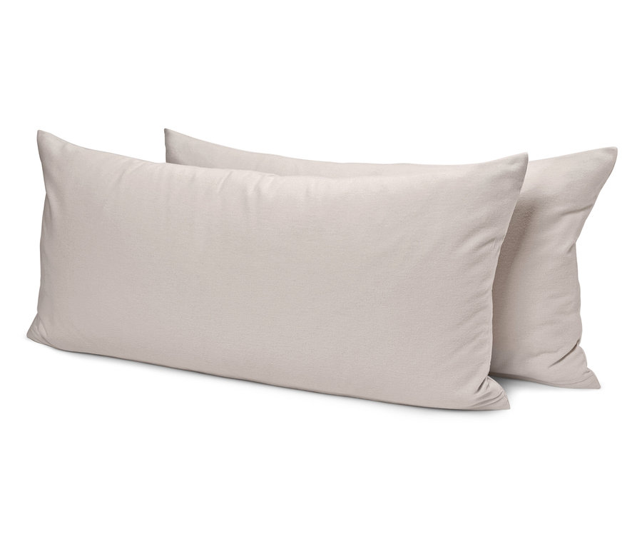 Deux oreillers couleur crème superposés.