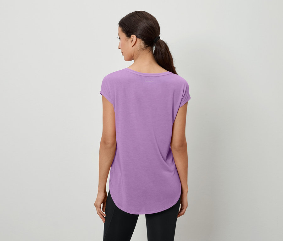 Vue de dos, une femme portant un t-shirt violet et un legging noir, les cheveux attachés en queue de cheval.