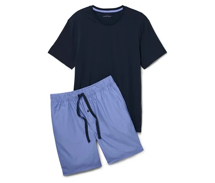 Un t-shirt bleu marine et un short bleu clair sont posés l'un sur l'autre.