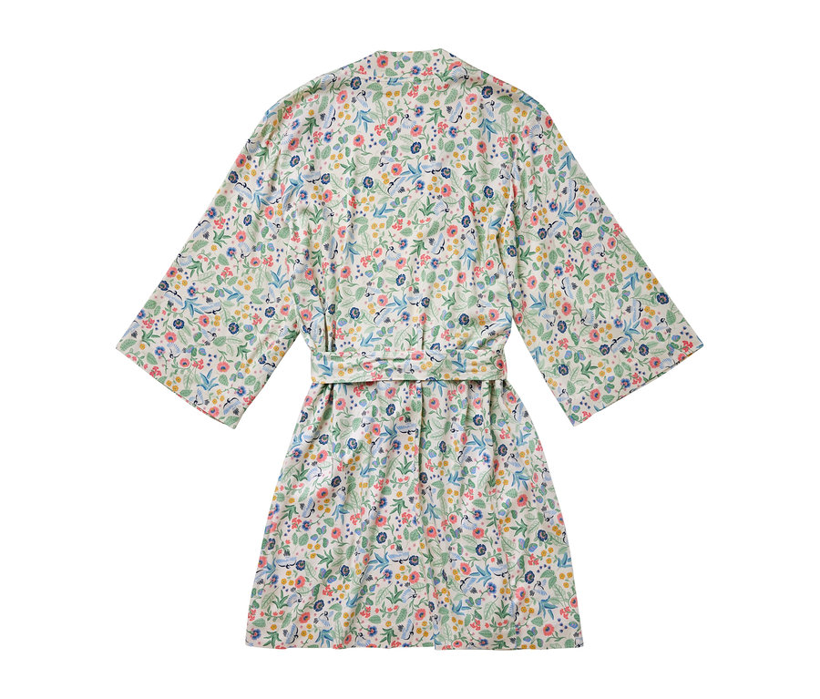 Vue arrière d'une robe de chambre à motif floral.