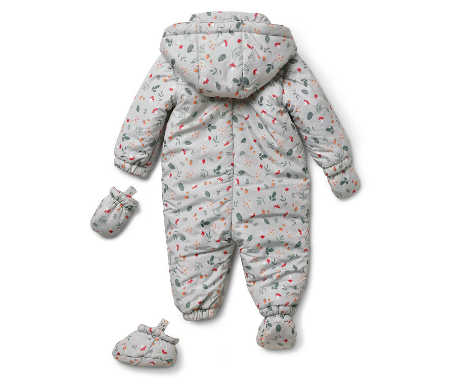 Combinaison de bébé avec motif intégral, gants et chaussures.