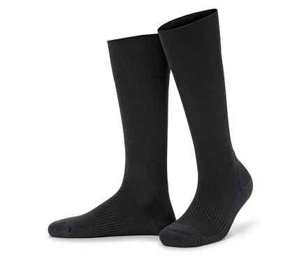 Deux chaussettes hautes noires se tiennent côte à côte sur un fond blanc.